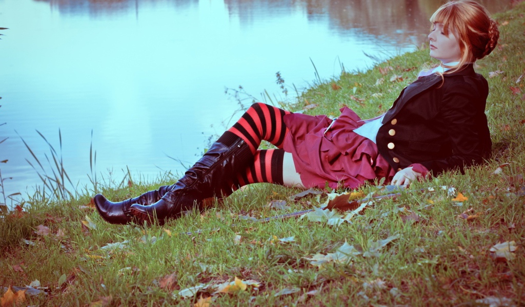 Девушка в чулках лежит на берегу