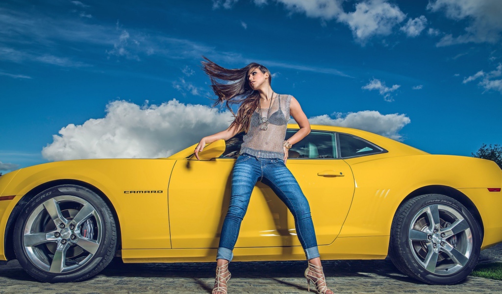Девушка стоит у желтого автомобиля