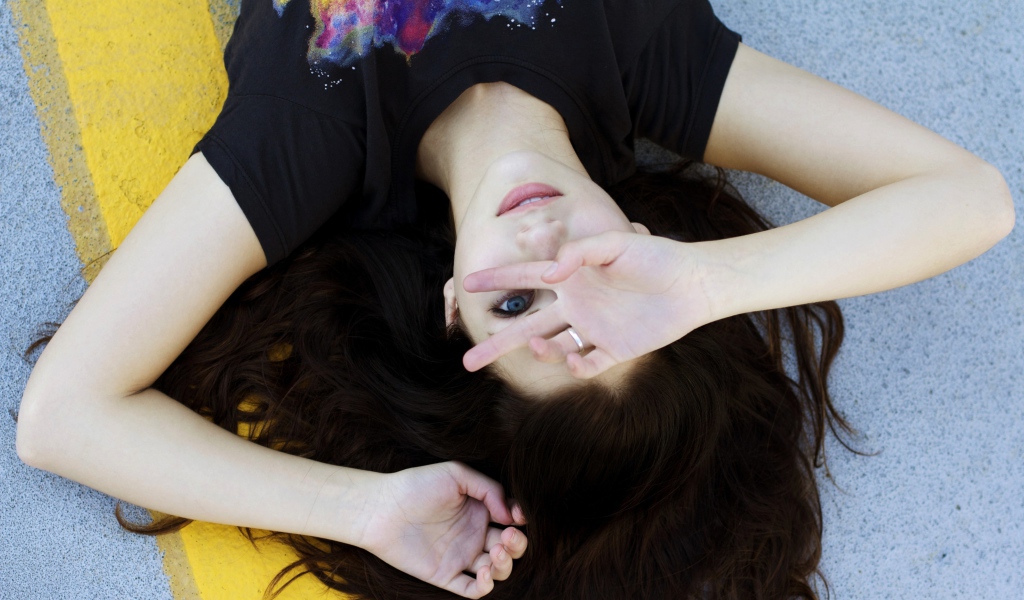 Актриса Эмили Радд лежит на спине