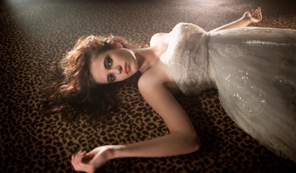 Актриса Ева Грин в белом платье