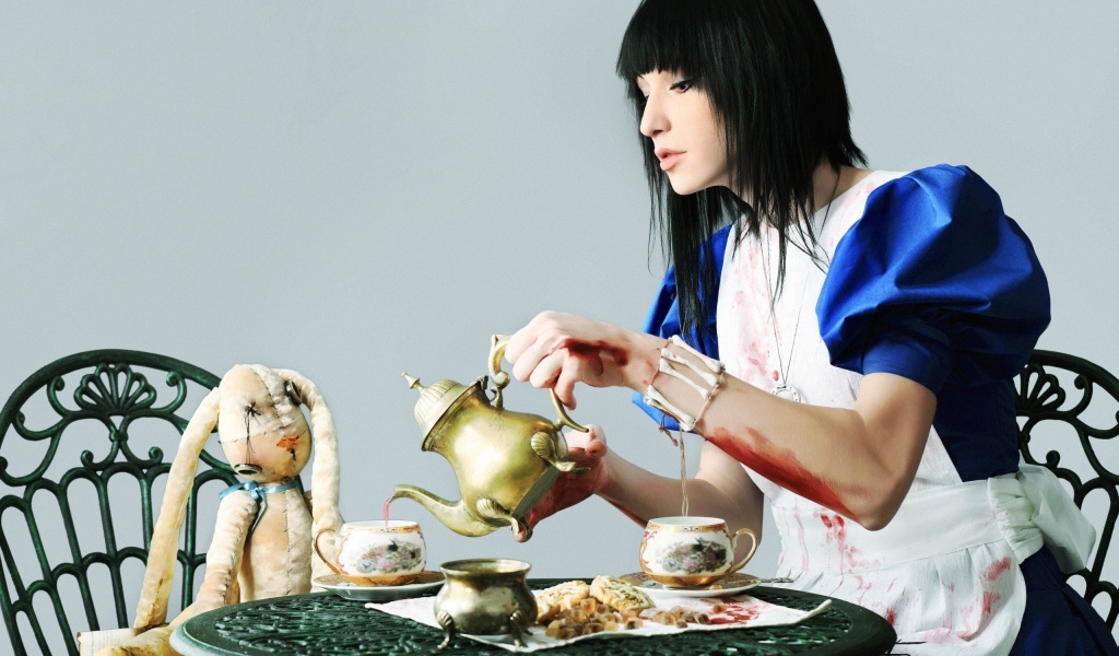 Взрослая девушка играет с куклой