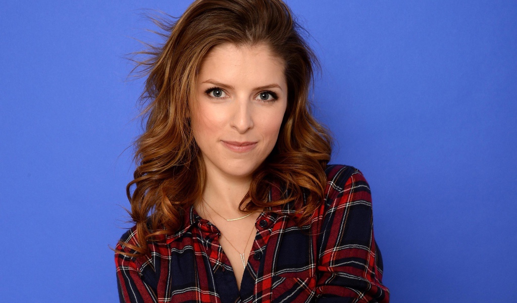 Анна Кендрик на голубом фоне