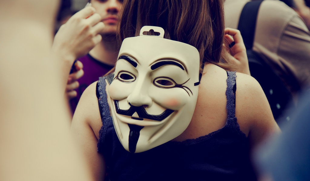Маска Анонимуса на затылке девушки