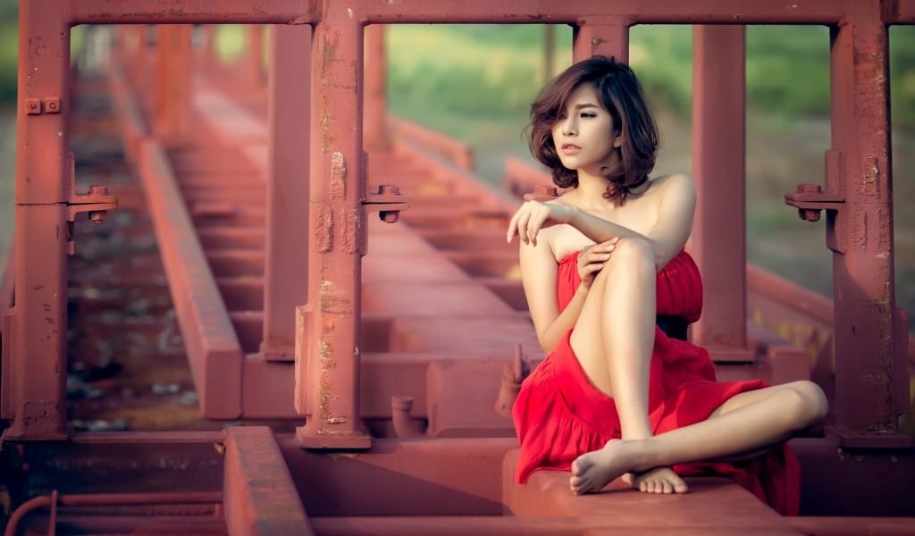 Азиатка брюнетка в красном платье