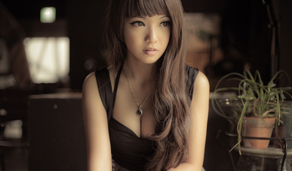 Азиатская девушка в коричневом платье