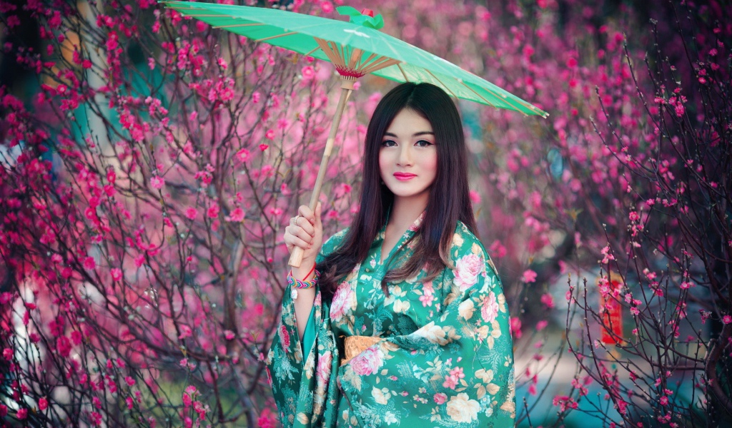 Азиатская девушка в кимоно с зеленым зонтиком