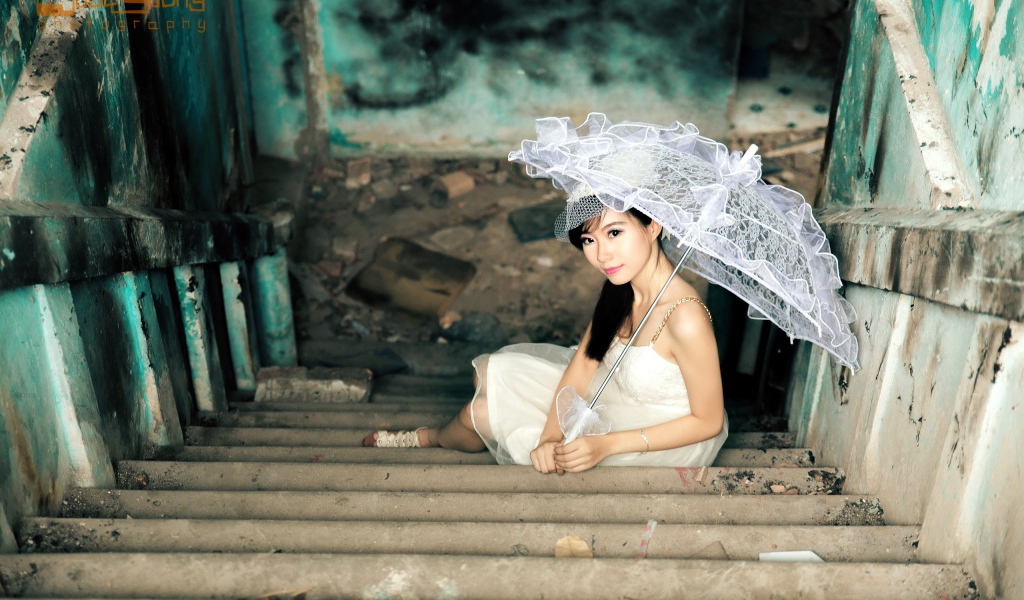 Азиатская девушка с кружевным зонтиком