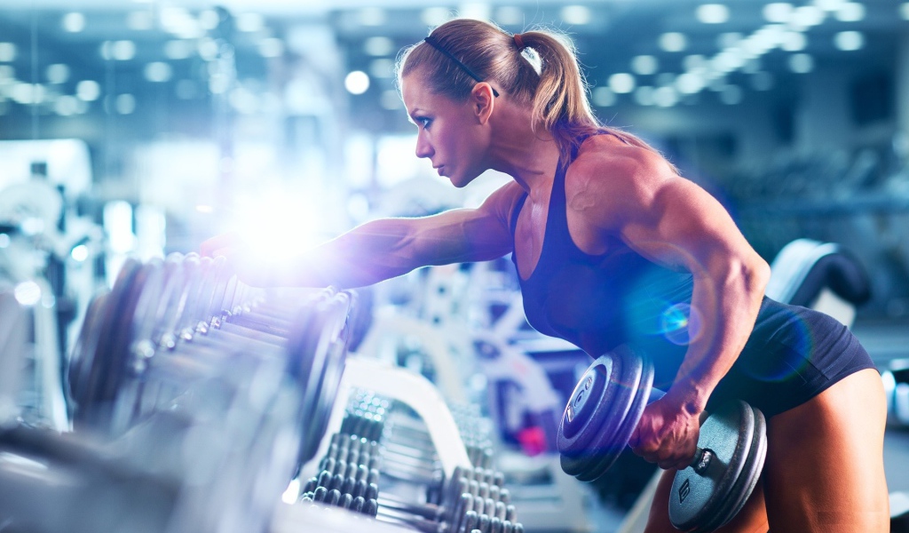 Спортивная девушка бодибилдер