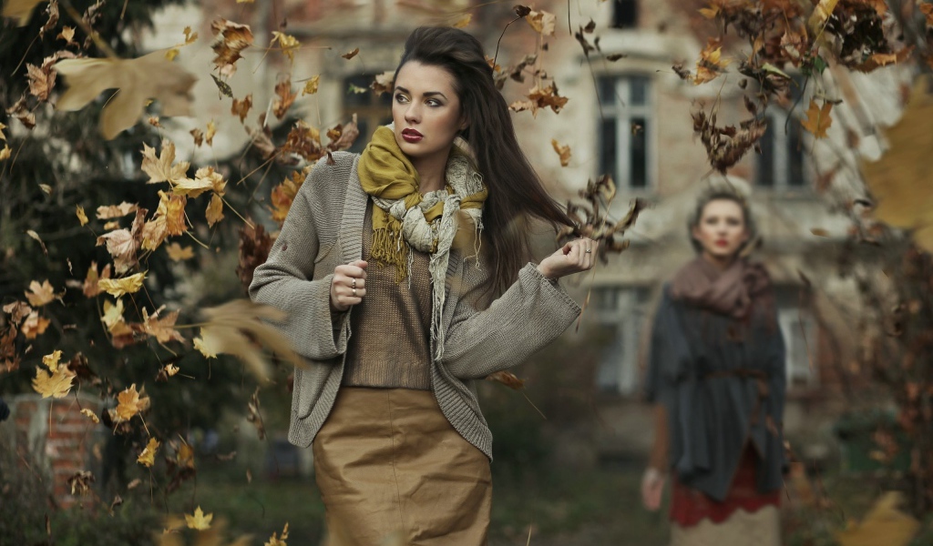 Осенняя девушка брюнетка