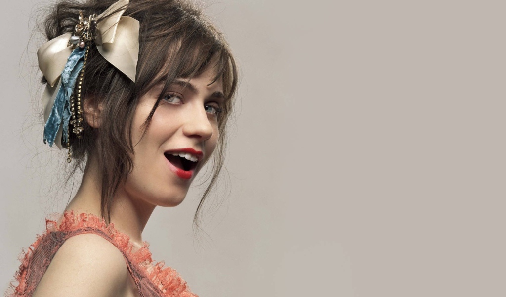 Красивая девушка Зоуи Дешанель