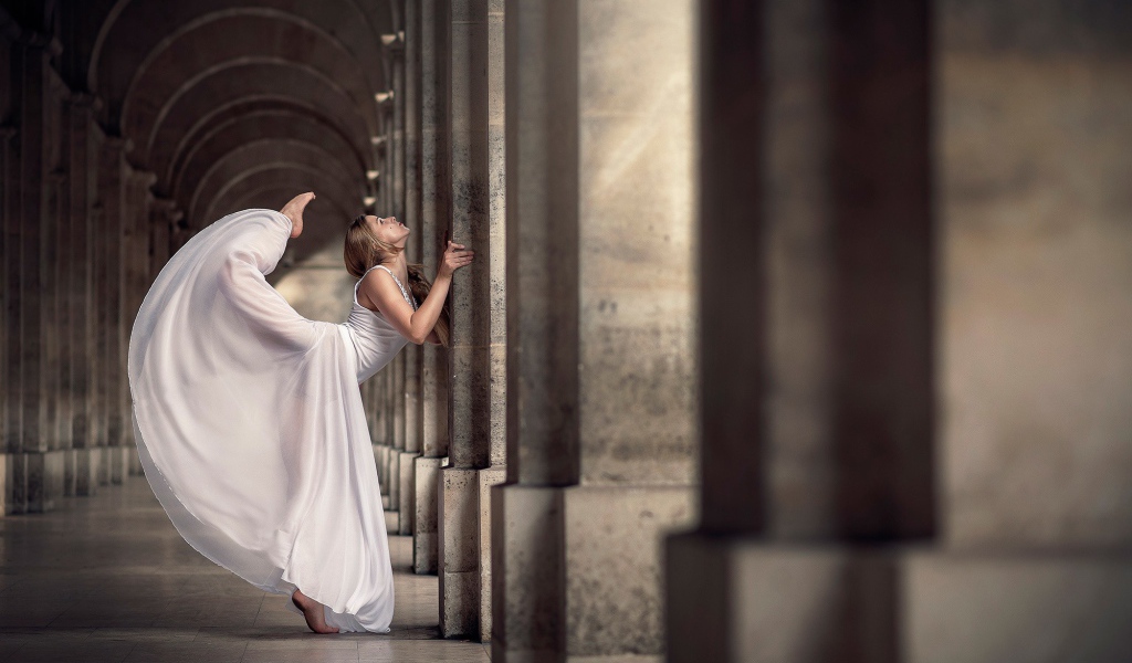 Балерина в красивом белом платье