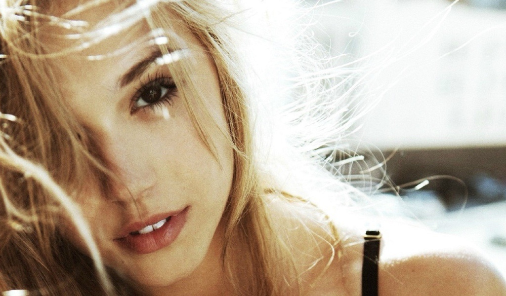 Красивая светловолосая девушка