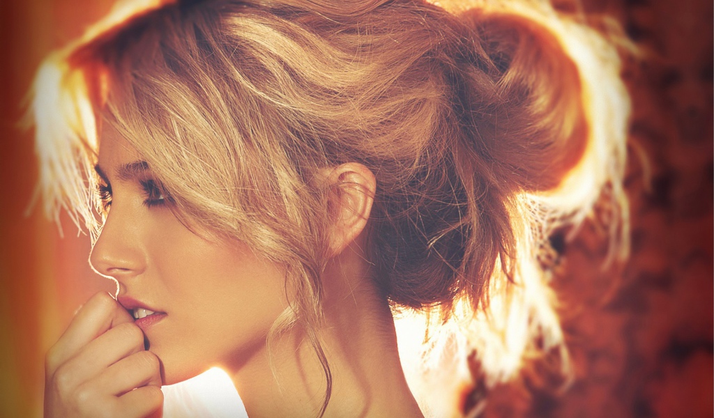 Красивая прическа у светловолосой девушки