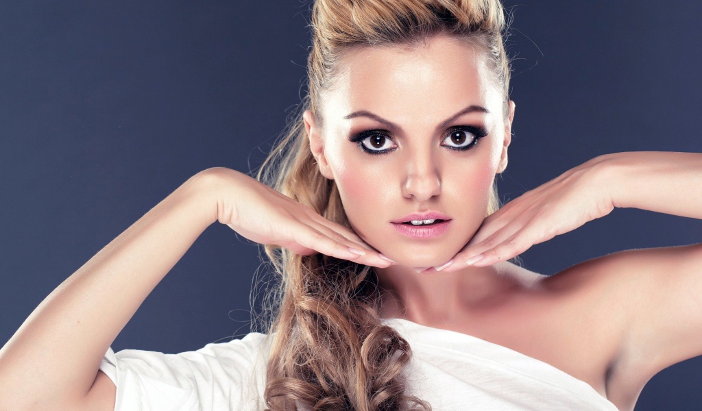 Красивая девушка Александра Стан