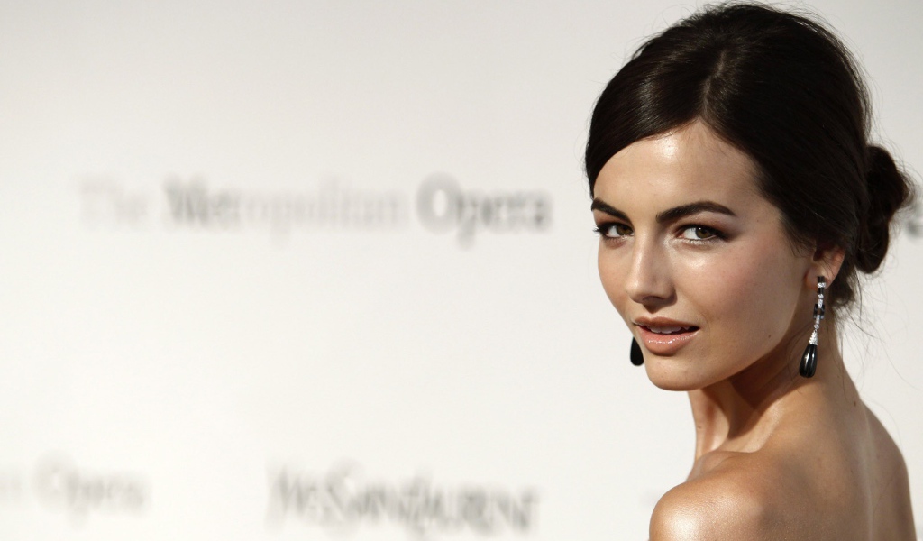 Красивая девушка Камилла Белль