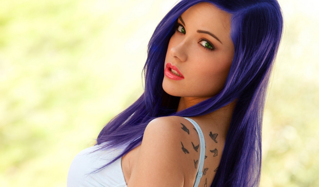 Красивая девушка с синими волосами
