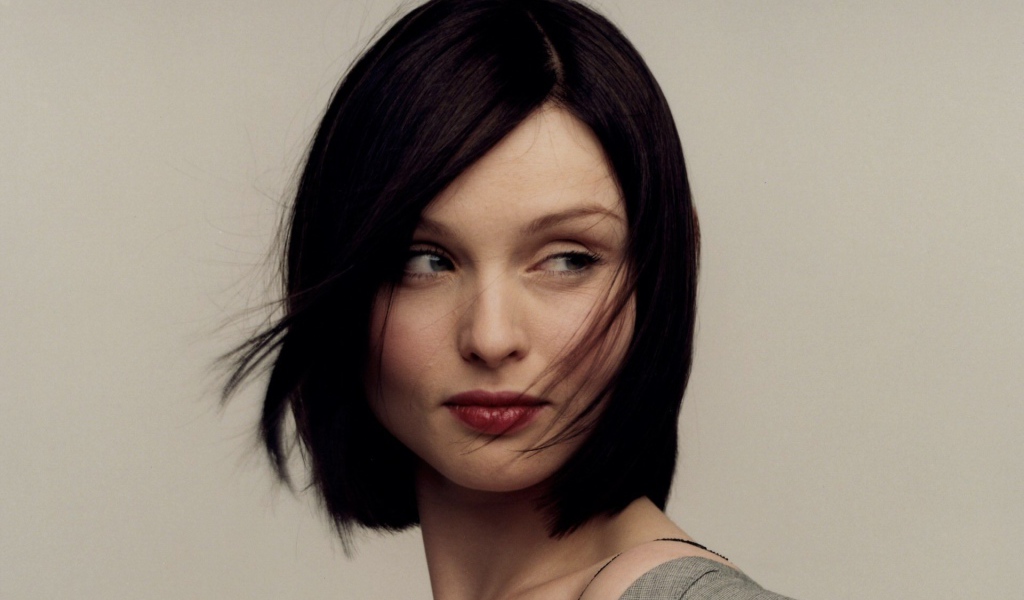 Красивая женщина Софи Эллис-Бекстор