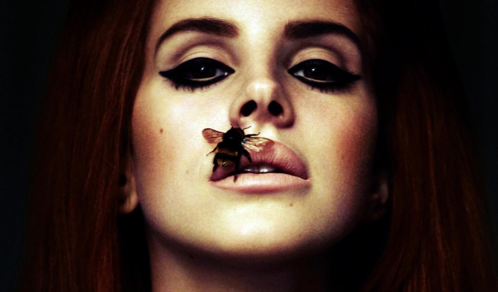 Пчела на губе у девушки
