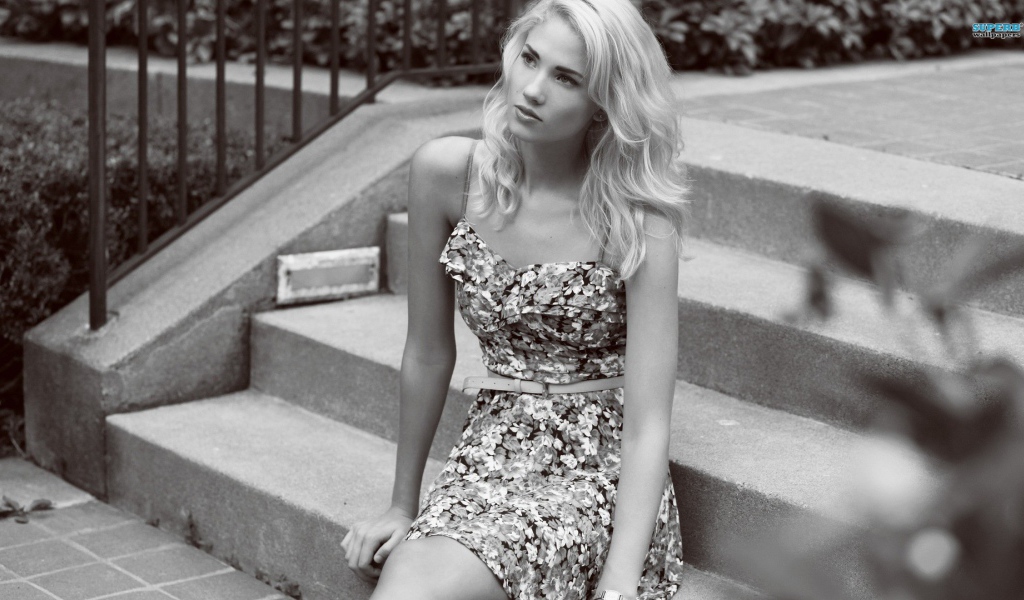 Девушка Берит Баркланд сидит на ступенях