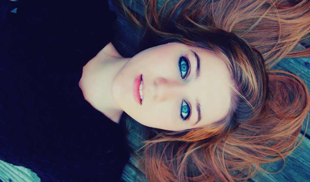 Большие голубые глаза у девушки