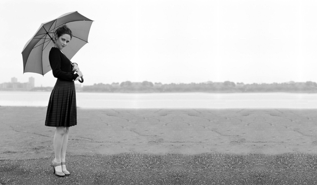 Черно-белое фото девушки с зонтом