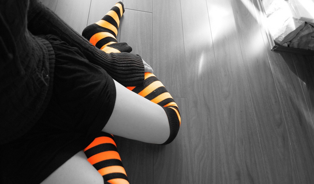 Черно оранжевые чулки на девушке