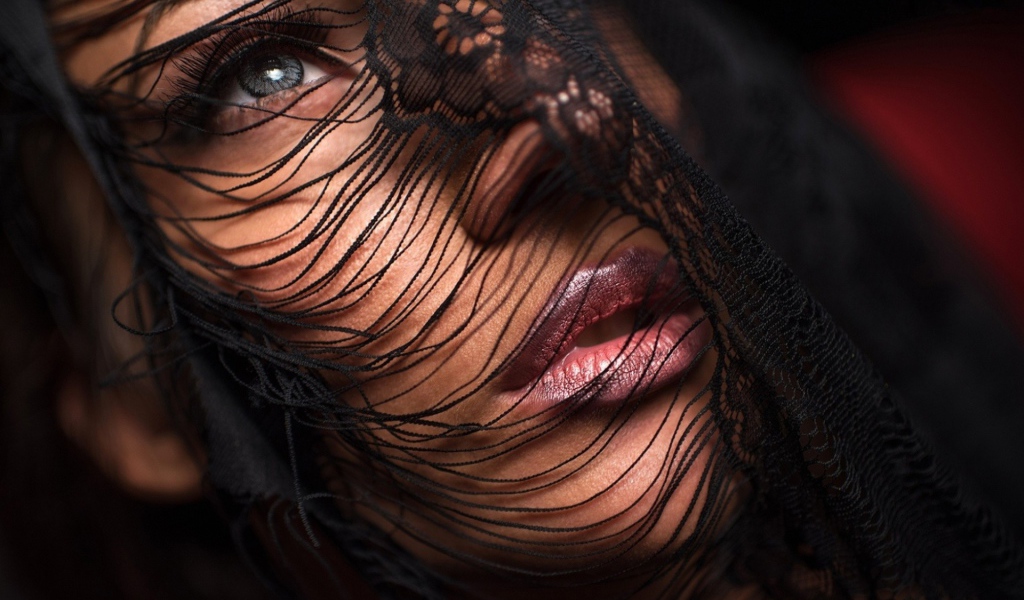 Черная кружевная ткань на лице девушки