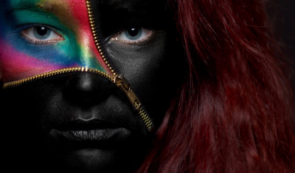 Черный грим на лице у девушки