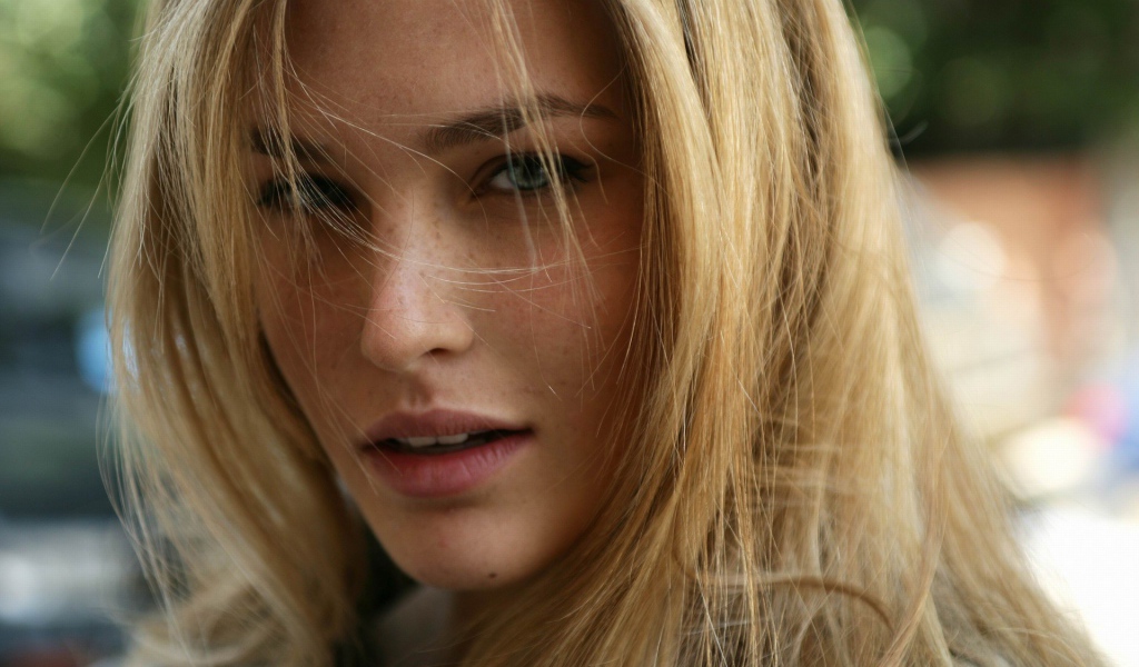 Модель блондинка Бар Рафаэли