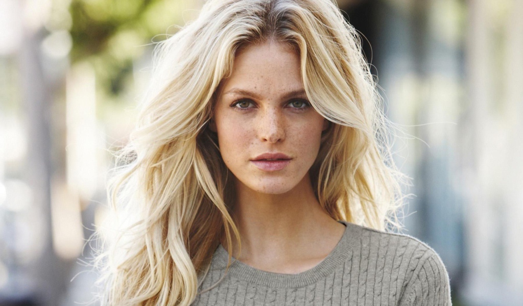 Модель блондинка Эрин Хитертон