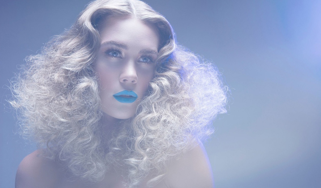 Модель блондинка с голубыми губами