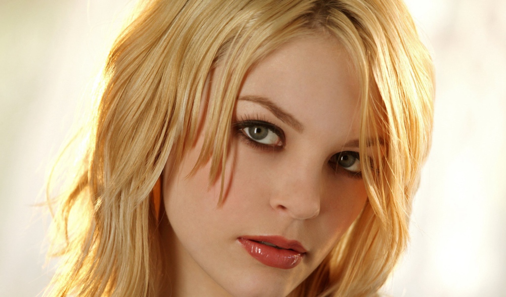 Блондинка Бри Дэниелс