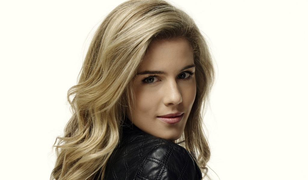 Блондинка Эмили Бетт Рикардс