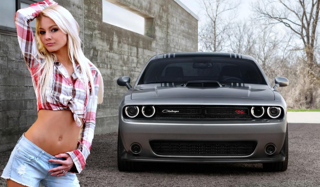 Блондинка на фоне серого Dodge Challenger