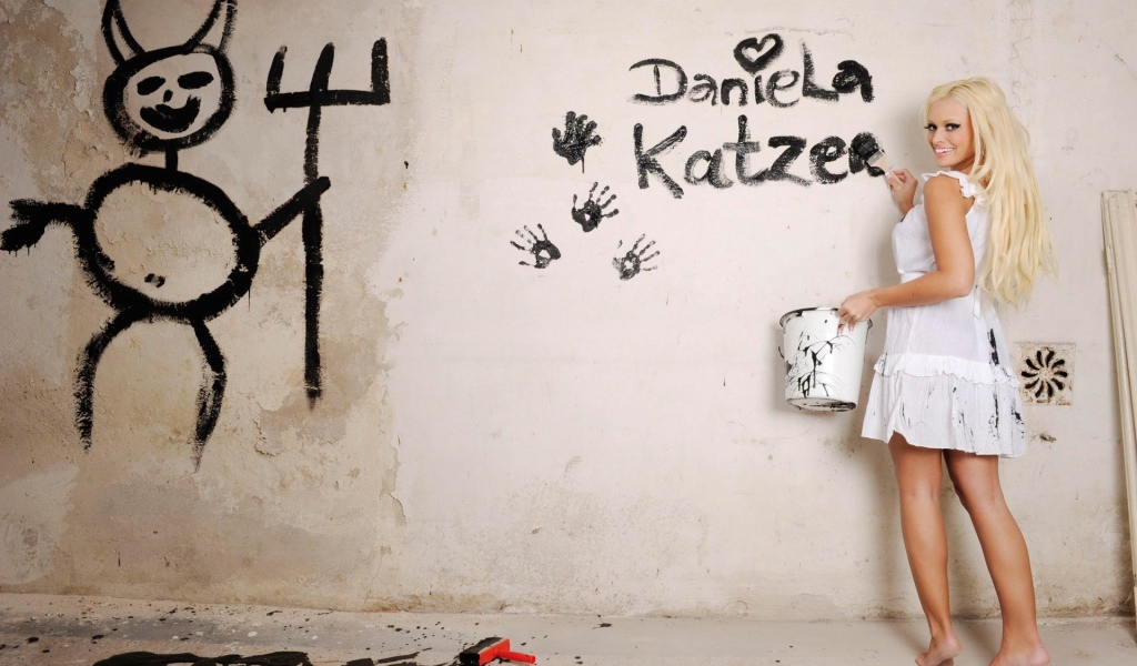 Блондинка рисует на стене