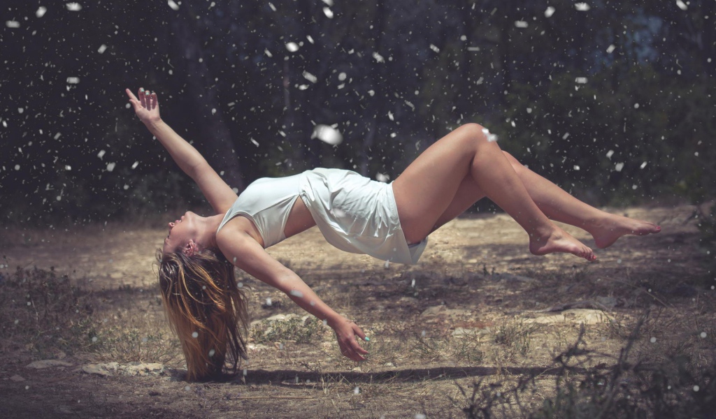 Белокурая девушка парит в воздухе