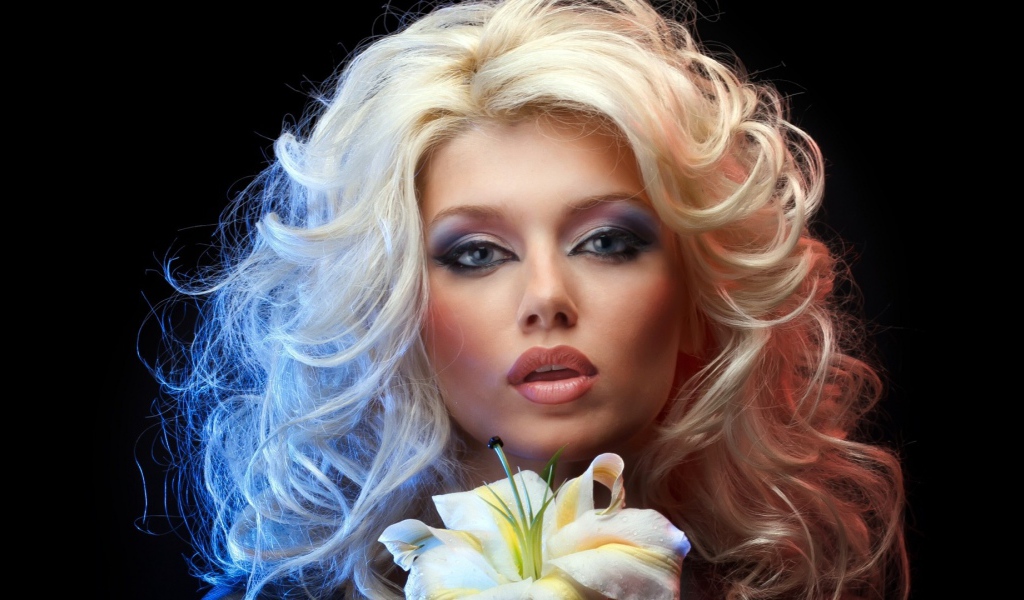 Блондинка с лилией в руках