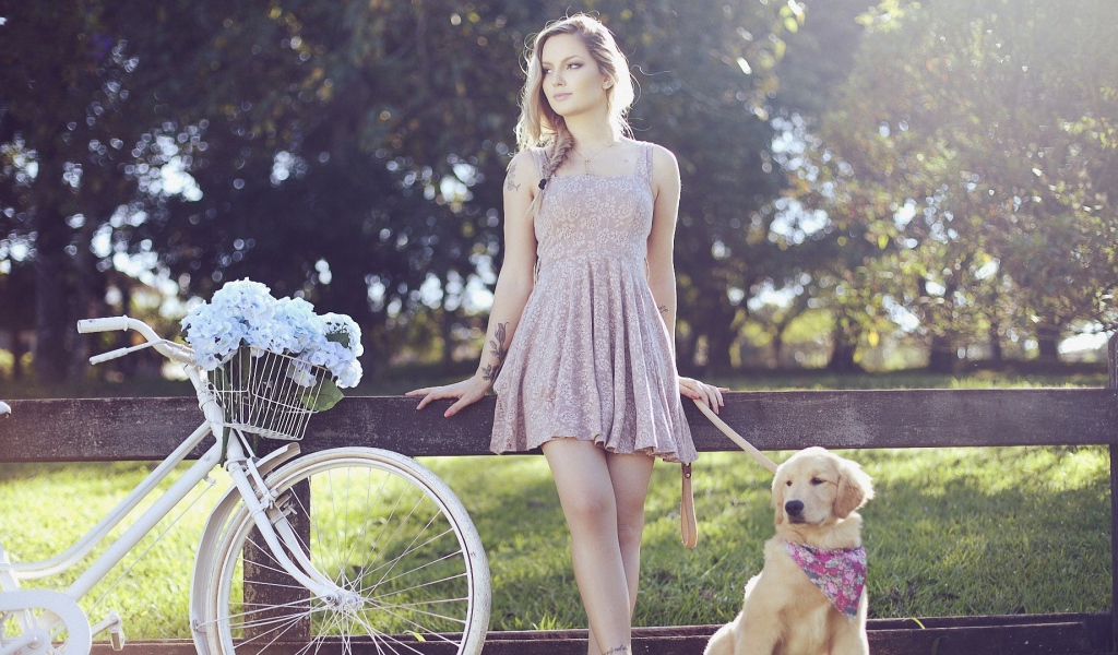 Блондинка с тату на руке выгуливает собаку