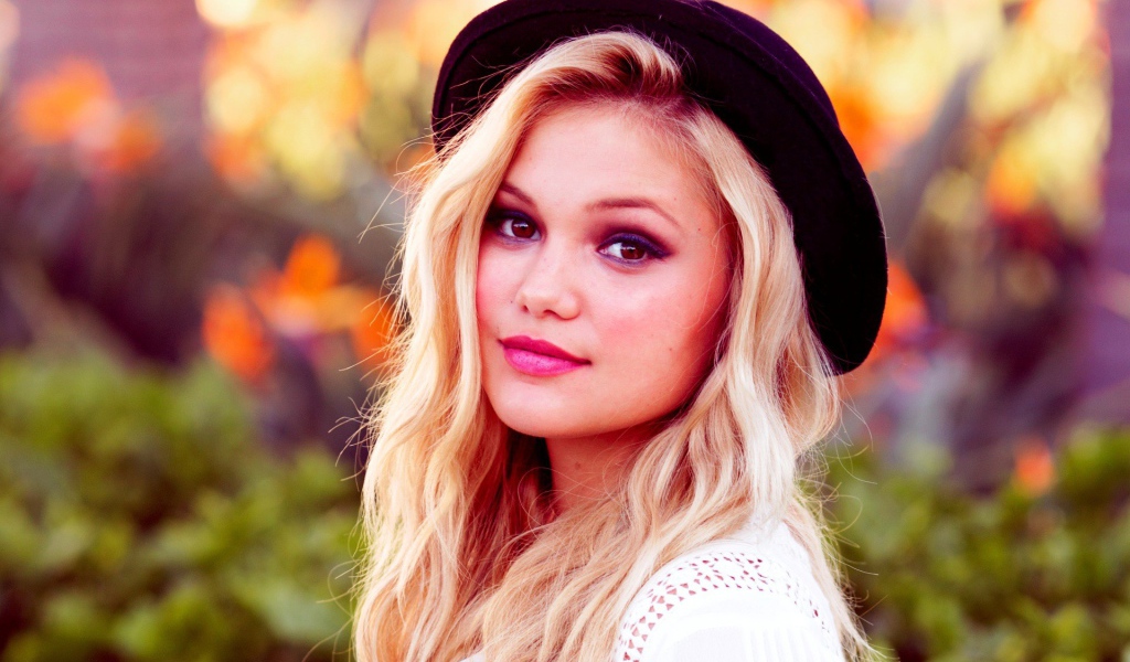 Блондинка в черной шляпе Оливия Холт
