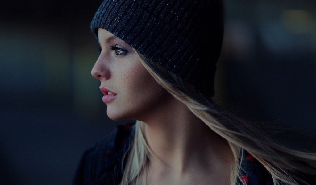 Блондинка в черной вязанной шапке