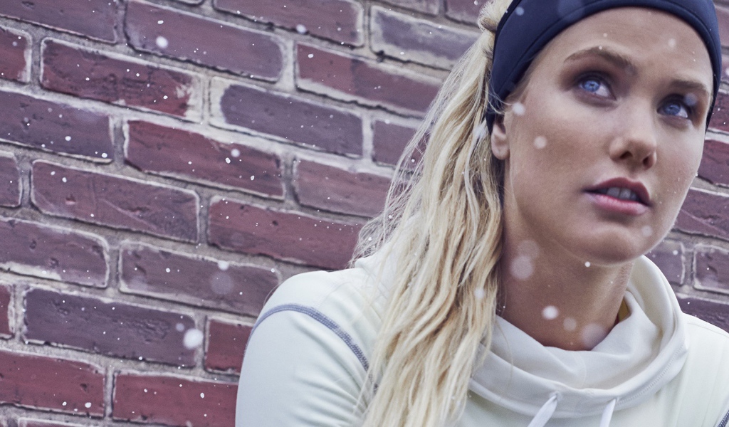 Блондинка в налобной повязке