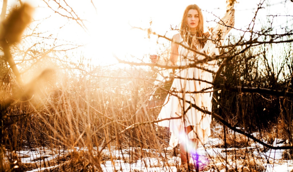 Блондинка в белом платье на снегу