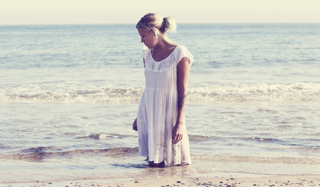 Блондинка стоит в воде