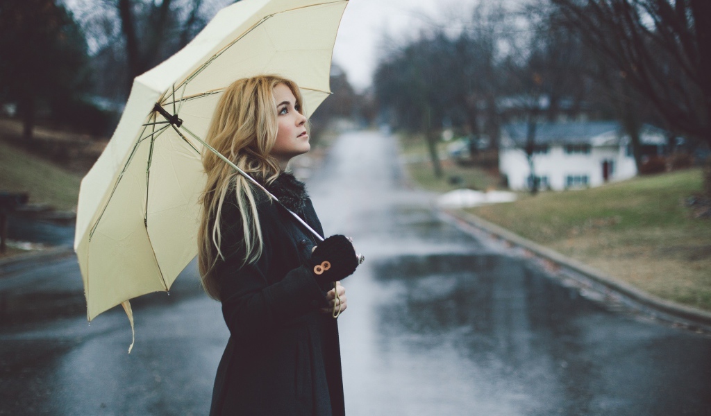 Блондинка под белым зонтом во время дождя