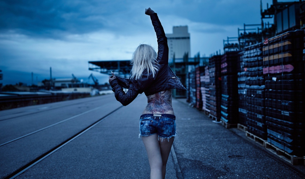 Блондинка гуляет по улице