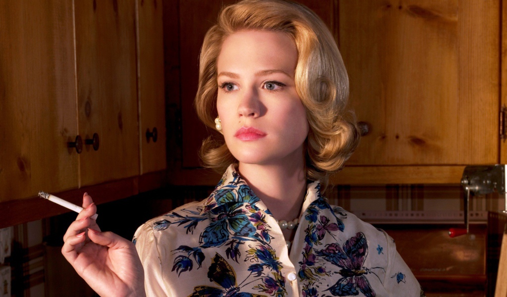 Блондинка с сигаретой в руке