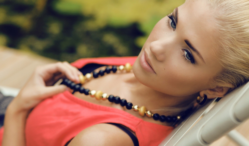 Блондинка с ожерельем на шее