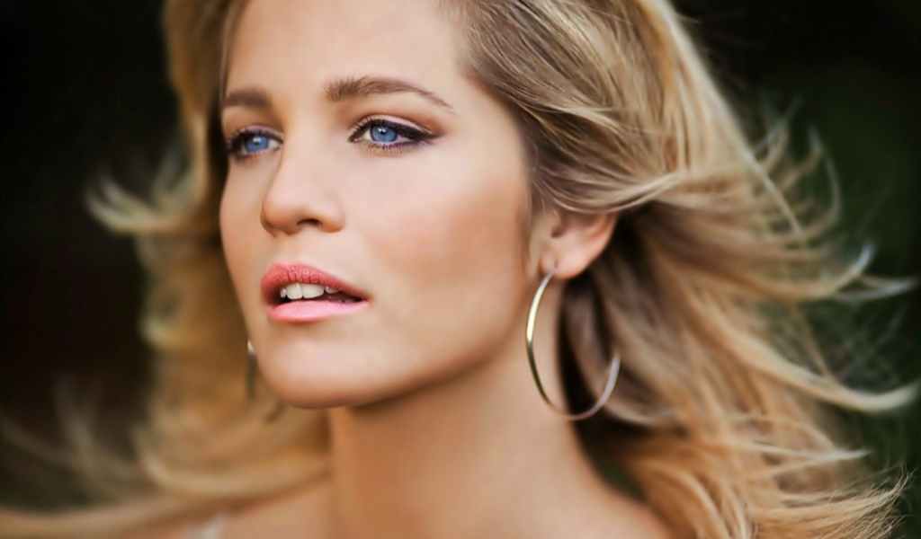 Голубоглазая блондинка с круглыми сережками в ушах