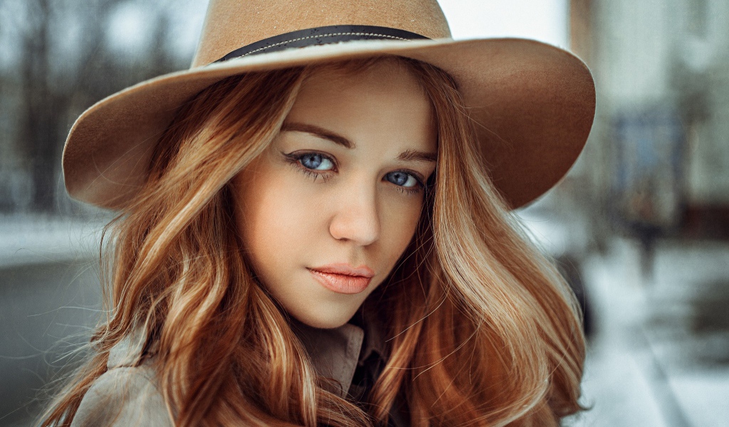 Голубоглазая девушка в коричневой ковбойской шляпе
