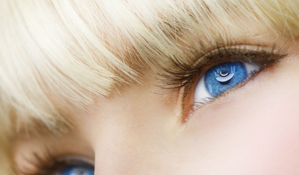 Голубые глаза девушки блондинки